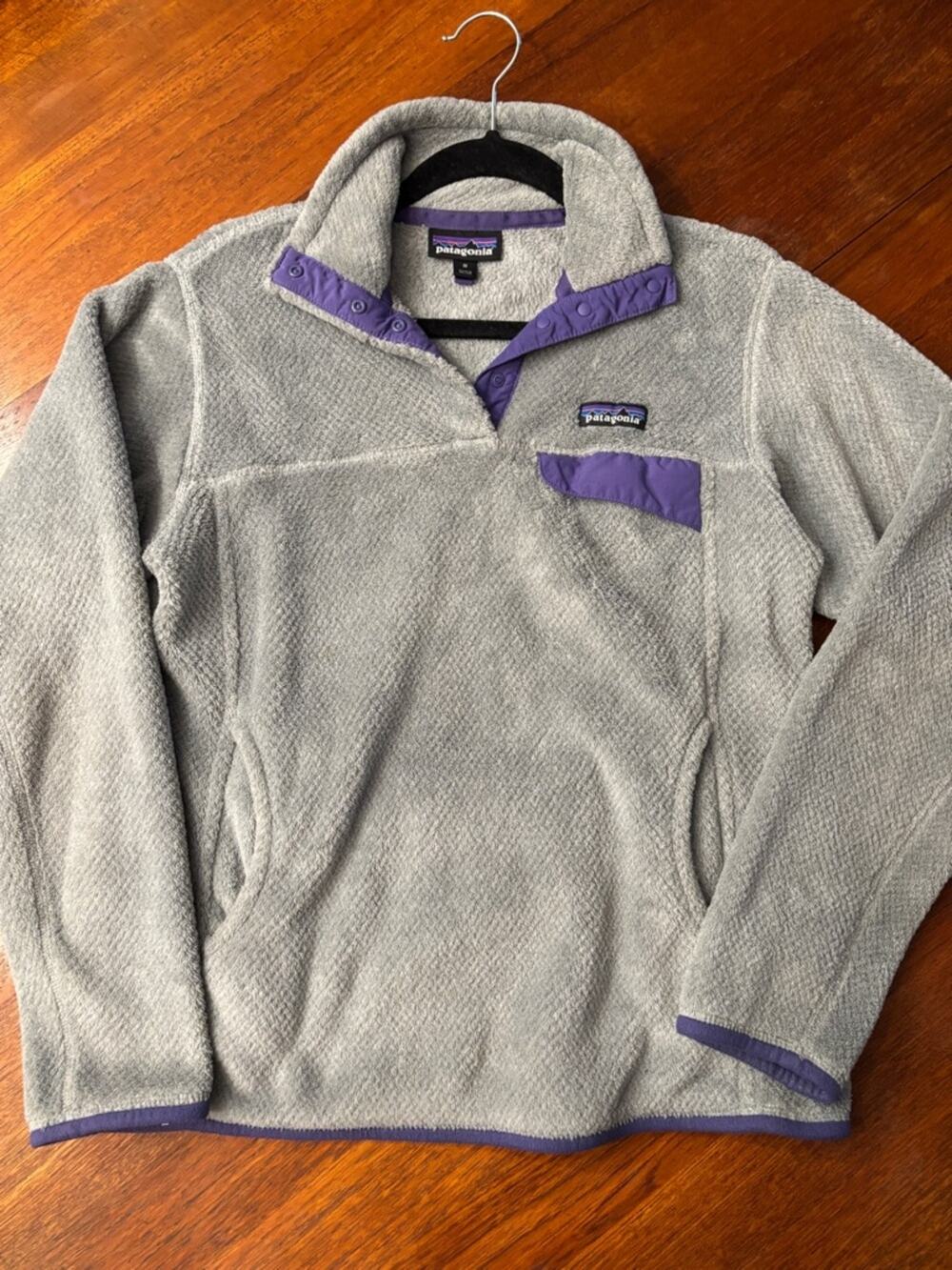 Patagonia Women's Light Gray Fleece Pullover with Purple Trim Size Medium